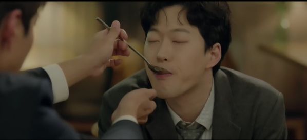 "Encounter" tập 2: Park Bo Gum "say xỉn" đút Song Hye Kyo hẳn miếng mực 3