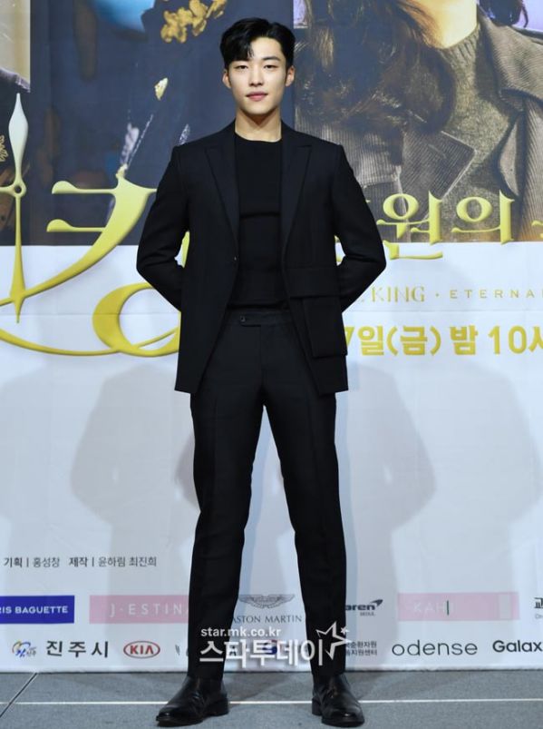 Họp báo ra mắt phim "Quân Vương Bất Diệt" Lee Min Ho đẹp xuất sắc!8