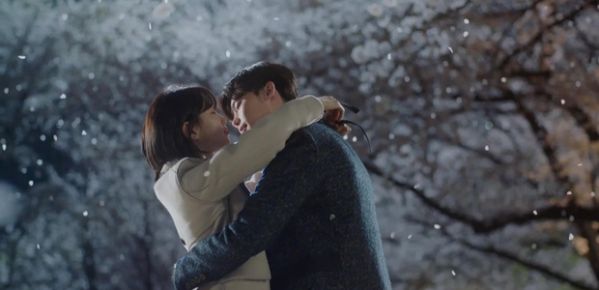 while-you-were-sleeping-lee-jong-suk-va-suzy-hon-nhau-tu-teaser-1 1