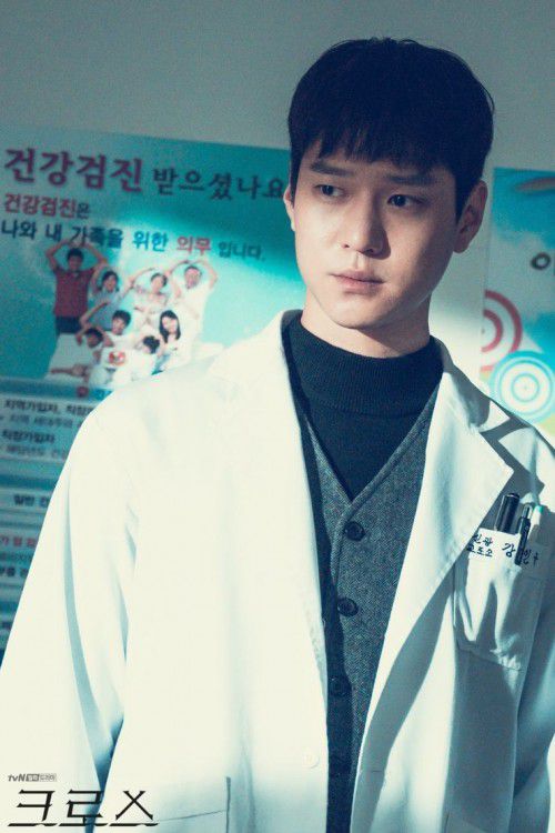 cross-tung-poster-tao-hinh-nhan-vat-bi-an-truoc-ngay-len-song 8 