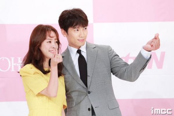 Họp báo ra mắt "Familiar Wife" vợ chồng Ji Sung, Han Ji Min đáng yêu quá!