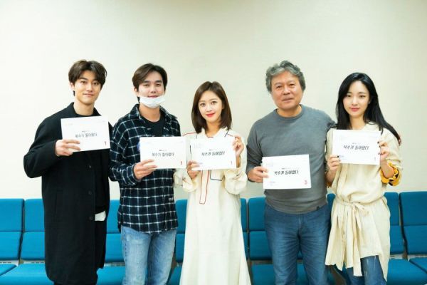 "Bok Soo is Back": Yoo Seung Ho, Jo Bo Ah cùng đọc kịch bản phim 1