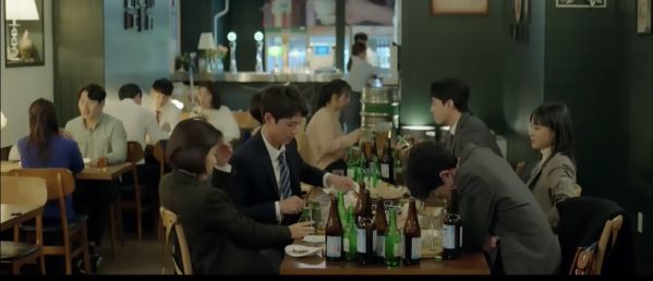 "Encounter" tập 2: Park Bo Gum "say xỉn" đút Song Hye Kyo hẳn miếng mực 2