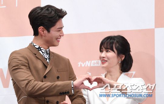 Họp báo "Euncouter/Boyfriend": Song Hye Kyo và Park Bo Gum tỏa sáng 13
