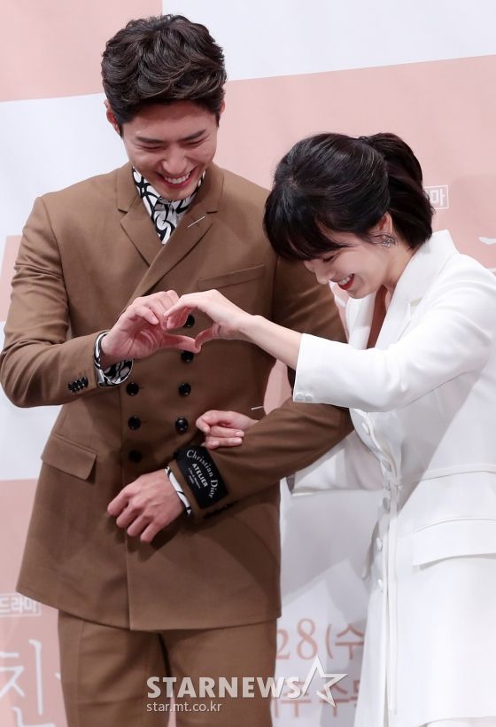 Họp báo "Euncouter/Boyfriend": Song Hye Kyo và Park Bo Gum tỏa sáng 16