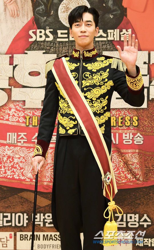 Họp báo ra mắt phim "The Last Empress": Jang Nara đẹp bất chấp 17