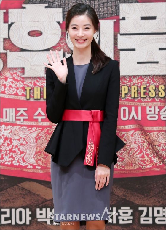 Họp báo ra mắt phim "The Last Empress": Jang Nara đẹp bất chấp 19