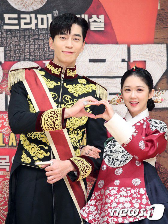 Họp báo ra mắt phim "The Last Empress": Jang Nara đẹp bất chấp 25