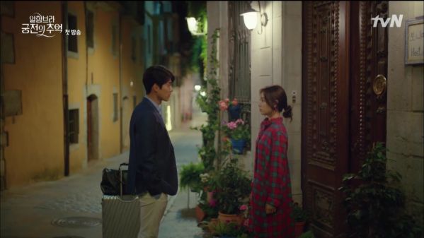 "Ký Ức Alhambra" tập 1: Hyun Bin bị Park Shin Hye cho ăn hành tơi tả 1
