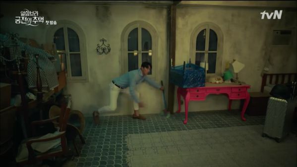 "Ký Ức Alhambra" tập 1: Hyun Bin bị Park Shin Hye cho ăn hành tơi tả 6