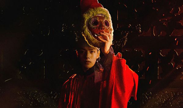 "The Crowned Clown" tiếp tục tung poster và hé lộ mối quan hệ vợ chồng1