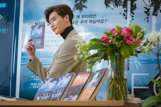 "Romance Supplement" hé lộ tạo hình của Lee Jong Suk và ngày lên sóng 5