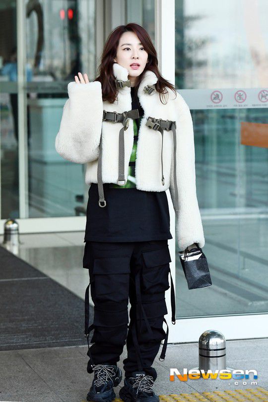 Sân bay Incheon ngày 11/1: Cuộc đổ bộ của Irene, Taeyeon, Dara và BTS 14