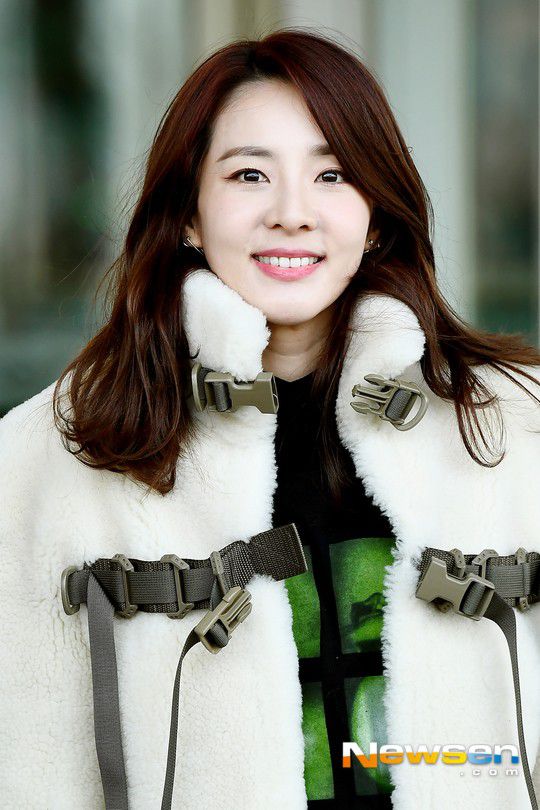 Sân bay Incheon ngày 11/1: Cuộc đổ bộ của Irene, Taeyeon, Dara và BTS 16