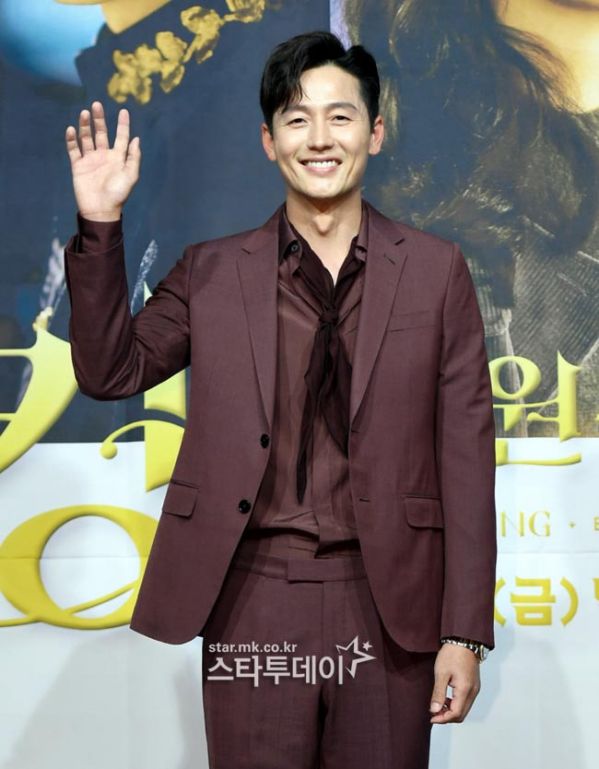 Họp báo ra mắt phim "Quân Vương Bất Diệt" Lee Min Ho đẹp xuất sắc!18