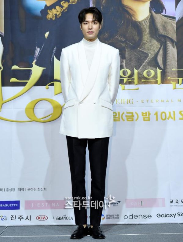 Họp báo ra mắt phim "Quân Vương Bất Diệt" Lee Min Ho đẹp xuất sắc!4