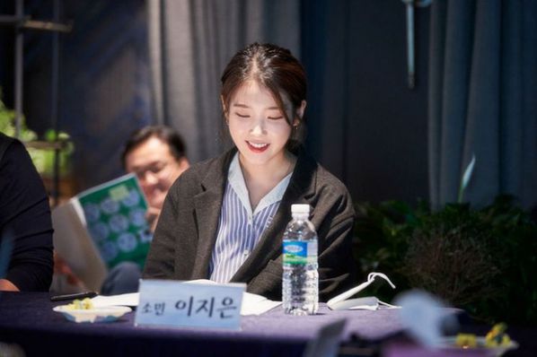 "Dream" tung ảnh buổi đọc kịch bản của IU, Park Seo Joon và dàn cast 3
