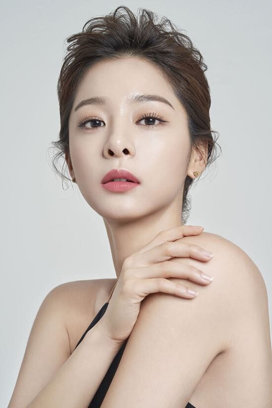 Seol In Ah đóng vai bạn gái của Park Bo Gum trong "The Moment"4