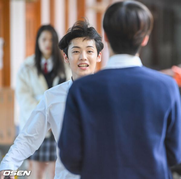 Ảnh hậu trường siêu đẹp của Kim Woo Seok (X1) trong "Twenty Twenty"6