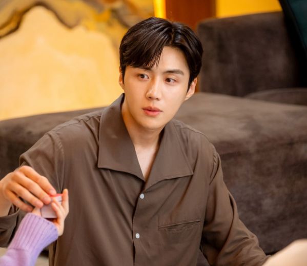 Tất tần tật về Kim Seon Ho - Chàng nam phụ gây sốt trong "Start Up"1