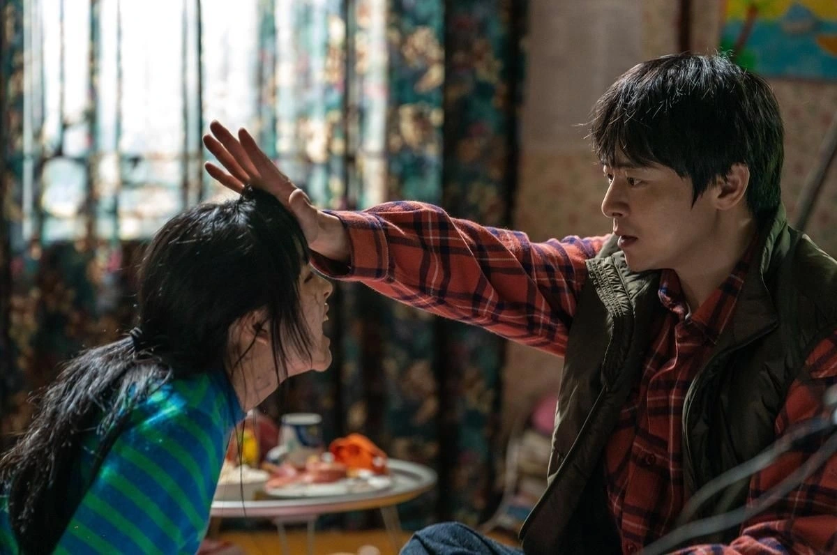 Siêu phẩm hài - zombie lập kỷ lục Top 1 phòng vé Hàn năm 2025 2